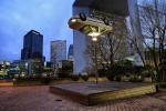 Voiture_lampadaire_la_défense.jpg